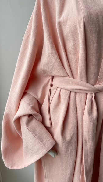 "Luksusa lina kimono halāts ar japāņu stila piedurknēm un garu jostu. Elegants dizains ar dziļu V veida izgriezumu priekšpusē un aizmugurē. Izgatavots no 100% Oeko-Tex sertificēta lina, kas regulē ķermeņa temperatūru un nodrošina komfortu gan karstā, gan aukstā laikā. Ideāla izvēle dāvanai vai ikdienas valkāšanai."