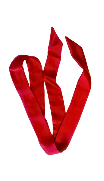 Zīda matu lente kakla šalla. Luxurious Silk Ribbon Scarf – 22 Momme Mulberry Silk
Handcrafted from premium 22-momme mulberry silk charmeuse, this long, narrow silk ribbon adds a touch of timeless elegance to any look.