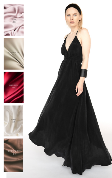 "Eleganta dabīgā zī∂a trapece silueta maxi kleita ar garām saitēm, kas var tikt sasietas dažādos veidos. Ideāla izvēle svētkiem un īpašiem pasākumiem. Elegant Mulberry silk trapeze silhouette maxi dress with long straps that can be tied in multiple ways. Perfect choice for celebrations and special occasions."