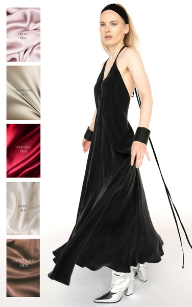 "Eleganta dabīgā zī∂a trapece silueta maxi kleita ar garām saitēm, kas var tikt sasietas dažādos veidos. Ideāla izvēle svētkiem un īpašiem pasākumiem. Elegant Mulberry silk trapeze silhouette maxi dress with long straps that can be tied in multiple ways. Perfect choice for celebrations and special occasions."