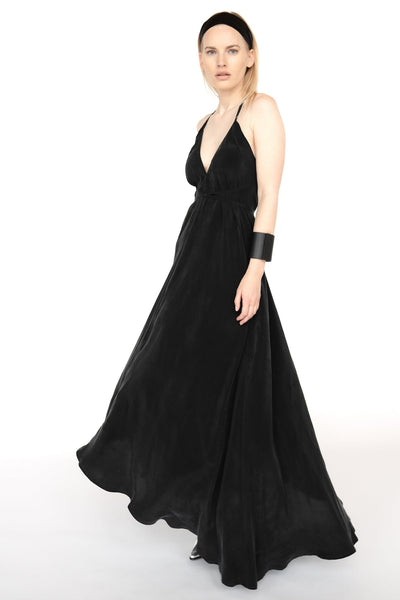 "Eleganta melna Cupro zīda trapece silueta maxi kleita ar garām saitēm, kas var tikt sasietas dažādos veidos. Ideāla izvēle svētkiem un īpašiem pasākumiem. Elegant black Cupro silk trapeze silhouette maxi dress with long straps that can be tied in multiple ways. Perfect choice for celebrations and special occasions."