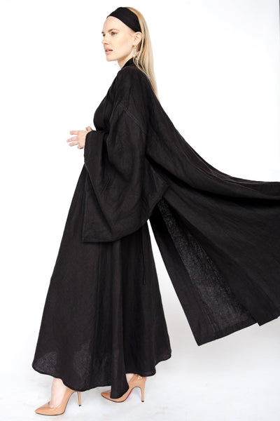 "Luksusa lina kimono halāts ar japāņu stila piedurknēm un garu jostu. Elegants dizains ar dziļu V veida izgriezumu priekšpusē un aizmugurē. Izgatavots no 100% Oeko-Tex sertificēta lina, kas regulē ķermeņa temperatūru un nodrošina komfortu gan karstā, gan aukstā laikā. Ideāla izvēle dāvanai vai ikdienas valkāšanai."