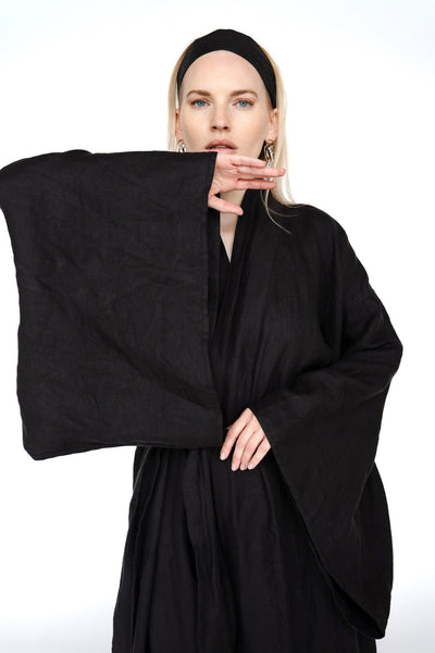 "Luksusa lina kimono halāts ar japāņu stila piedurknēm un garu jostu. Elegants dizains ar dziļu V veida izgriezumu priekšpusē un aizmugurē. Izgatavots no 100% Oeko-Tex sertificēta lina, kas regulē ķermeņa temperatūru un nodrošina komfortu gan karstā, gan aukstā laikā. Ideāla izvēle dāvanai vai ikdienas valkāšanai."