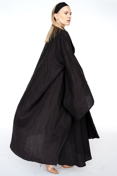 "Luksusa lina kimono halāts ar japāņu stila piedurknēm un garu jostu. Elegants dizains ar dziļu V veida izgriezumu priekšpusē un aizmugurē. Izgatavots no 100% Oeko-Tex sertificēta lina, kas regulē ķermeņa temperatūru un nodrošina komfortu gan karstā, gan aukstā laikā. Ideāla izvēle dāvanai vai ikdienas valkāšanai."