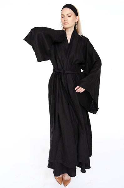 "Luksusa lina kimono halāts ar japāņu stila piedurknēm un garu jostu. Elegants dizains ar dziļu V veida izgriezumu priekšpusē un aizmugurē. Izgatavots no 100% Oeko-Tex sertificēta lina, kas regulē ķermeņa temperatūru un nodrošina komfortu gan karstā, gan aukstā laikā. Ideāla izvēle dāvanai vai ikdienas valkāšanai."