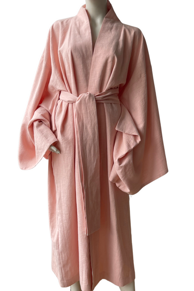 "Luksusa lina kimono halāts ar japāņu stila piedurknēm un garu jostu. Elegants dizains ar dziļu V veida izgriezumu priekšpusē un aizmugurē. Izgatavots no 100% Oeko-Tex sertificēta lina, kas regulē ķermeņa temperatūru un nodrošina komfortu gan karstā, gan aukstā laikā. Ideāla izvēle dāvanai vai ikdienas valkāšanai."