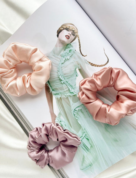 <img alt="zīda matu gumijas  alt="Zīda matu gumijas  mini izmēra S Zīdaini gludi mati"silk  scrunchies "