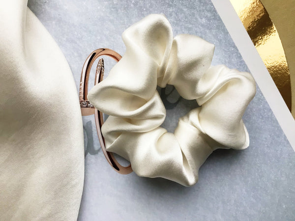 <img alt="zīda matu gumijas  alt="Zīda matu gumijas  mini izmēra S Zīdaini gludi mati"silk  scrunchies "