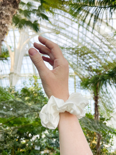 <img alt="zīda matu gumijas  alt="Zīda matu gumijas  mini izmēra S Zīdaini gludi mati"silk  scrunchies "