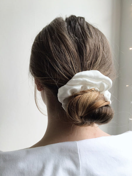 <img alt="zīda matu gumijas  alt="Zīda matu gumijas  mini izmēra S Zīdaini gludi mati"silk  scrunchies "