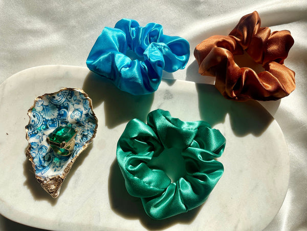 <img alt="zīda matu gumijas  alt="Zīda matu gumijas  mini izmēra S Zīdaini gludi mati"silk  scrunchies "
