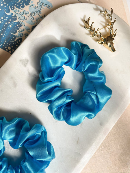 <img alt="zīda matu gumijas alt="Zīda matu gumijas mini izmēra S Zīdaini gludi mati"silk scrunchies "
