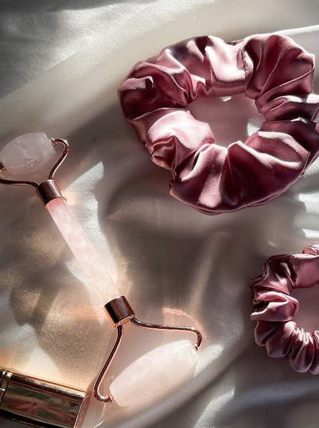 <img alt="zīda matu gumijas  alt="Zīda matu gumijas  mini izmēra S Zīdaini gludi mati"silk  scrunchies "