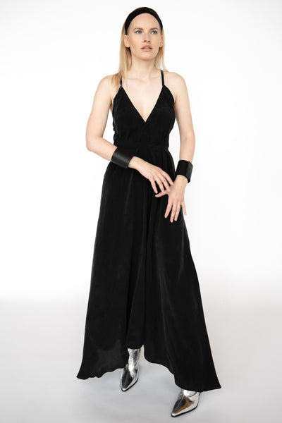 "Atvērts muguras dizains melnā Cupro zīda kleitā, kas piešķir elegantumu un vieglumu kustībām. Open back design on the black Cupro silk dress, adding elegance and fluidity to your movements."