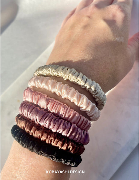 alt="Zīda matu gumijas  mini izmēra S Zīdaini gludi mati"dāvana sievietei Ziemassvētkos silk scrunchies small xs  "