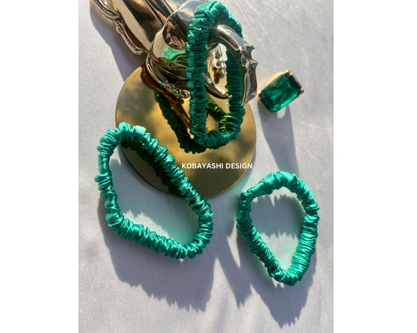 alt=" zīda matu gumijas dāvana sievietei ziemasssvētkos green silk scrunchies xs"