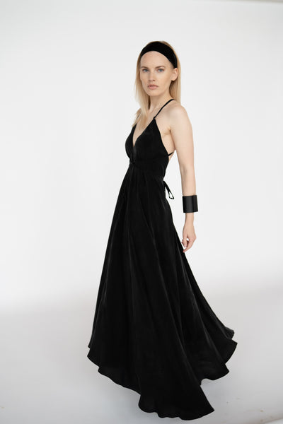 "Atvērts muguras dizains melnā Cupro zīda kleitā, kas piešķir elegantumu un vieglumu kustībām. Open back design on the black Cupro silk dress, adding elegance and fluidity to your movements."