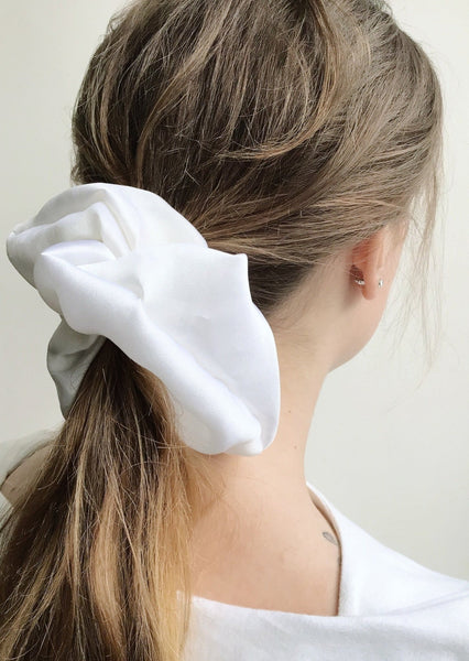 <img alt="zīda matu gumijas  alt="Zīda matu gumijas  mini izmēra S Zīdaini gludi mati"silk  scrunchies "