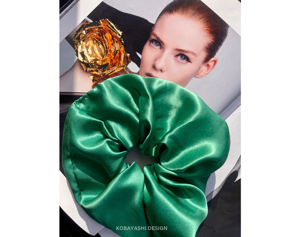 <img alt="zīda matu gumijas  alt="Zīda matu gumijas  mini izmēra S Zīdaini gludi mati"silk  scrunchies "