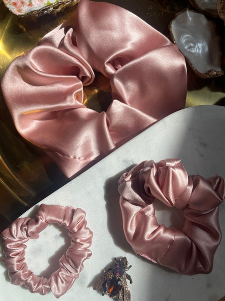 <img alt="zīda matu gumijas  alt="Zīda matu gumijas  mini izmēra S Zīdaini gludi mati"silk  scrunchies "