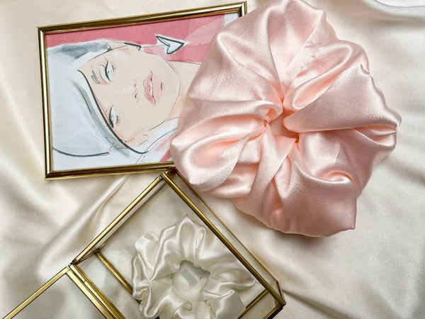 <img alt="zīda matu gumijas  alt="Zīda matu gumijas  mini izmēra S Zīdaini gludi mati"silk  scrunchies "