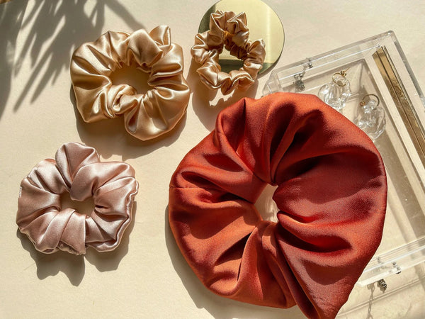 <img alt="zīda matu gumijas  alt="Zīda matu gumijas  mini izmēra S Zīdaini gludi mati"silk  scrunchies "