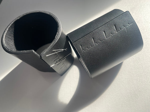 Black leather cuff bracelet with invisible magnets, melna ādas rokassprādze ar magnētiem