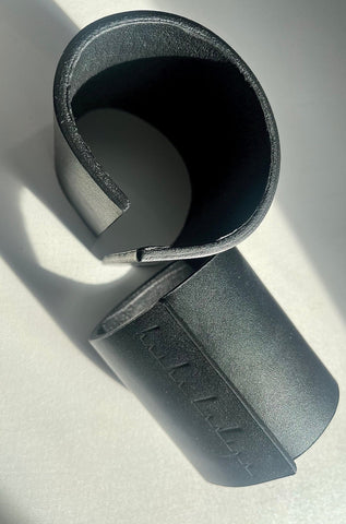 Black leather cuff bracelet with invisible magnets, melna ādas rokassprādze ar magnētiem