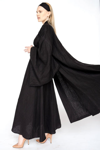 "Luksusa lina kimono halāts ar japāņu stila piedurknēm un garu jostu. Elegants dizains ar dziļu V veida izgriezumu priekšpusē un aizmugurē. Izgatavots no 100% Oeko-Tex sertificēta lina, kas regulē ķermeņa temperatūru un nodrošina komfortu gan karstā, gan aukstā laikā. Ideāla izvēle dāvanai vai ikdienas valkāšanai."

