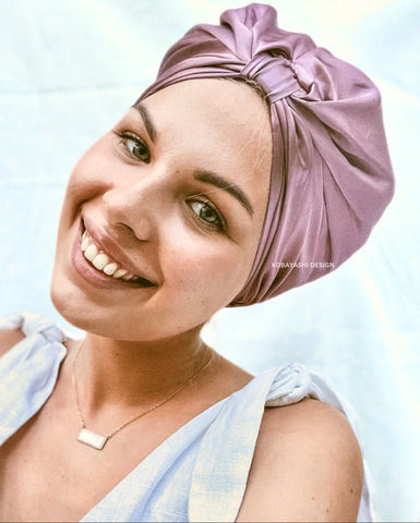 <img alt="zīda miega cepure turbāns gulēšanai, mulberry silk turban chemo headwear ķimijterapijas cepure  Zīda miega cepurīte   "src=" />