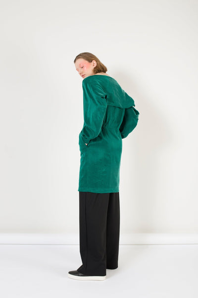 Smaragda zaļa kleita ar taisnstūra piedurknēm