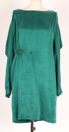 Smaragda zaļa kleita ar taisnstūra piedurknēm