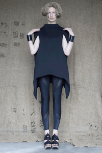Black V paneled leggings